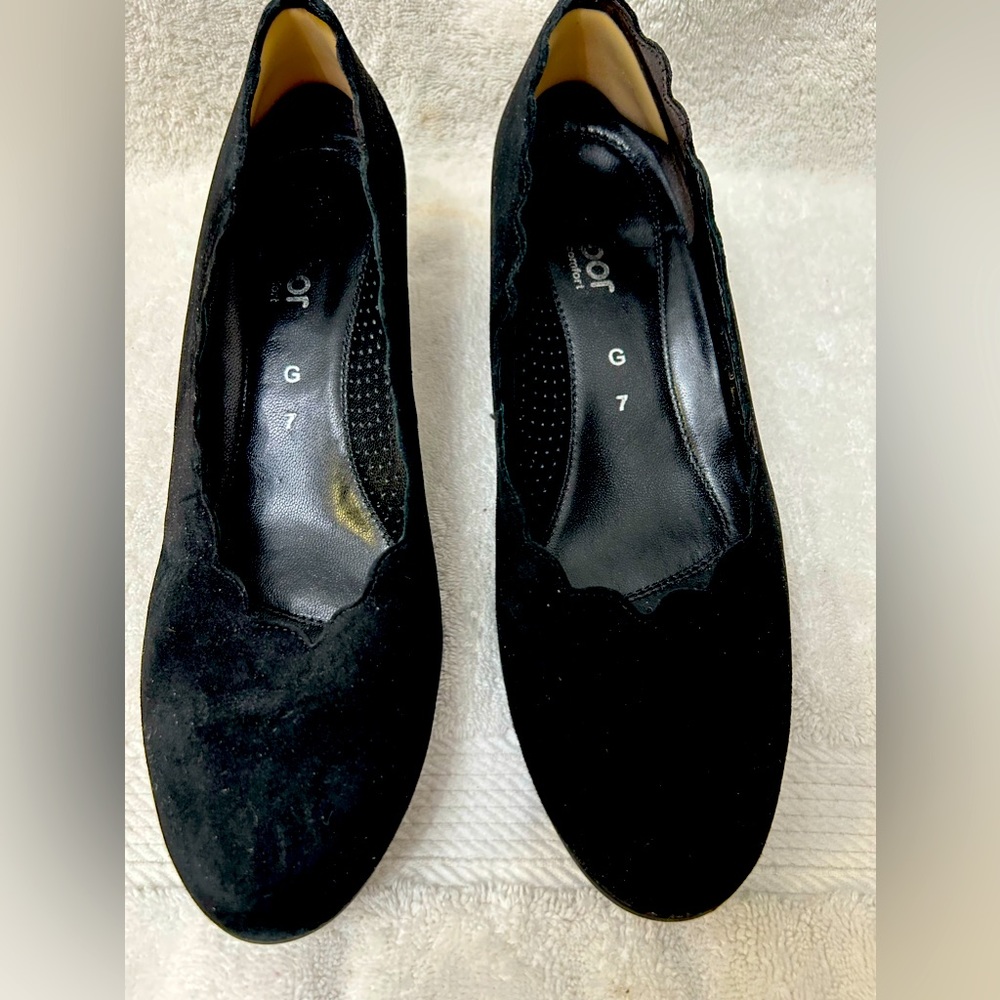 Fabulous Gabor black suede scalloped block heel shoe!